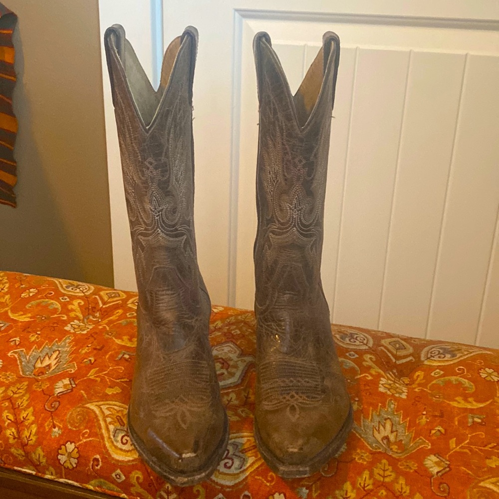 Women’s brown distressed western boots size 7.